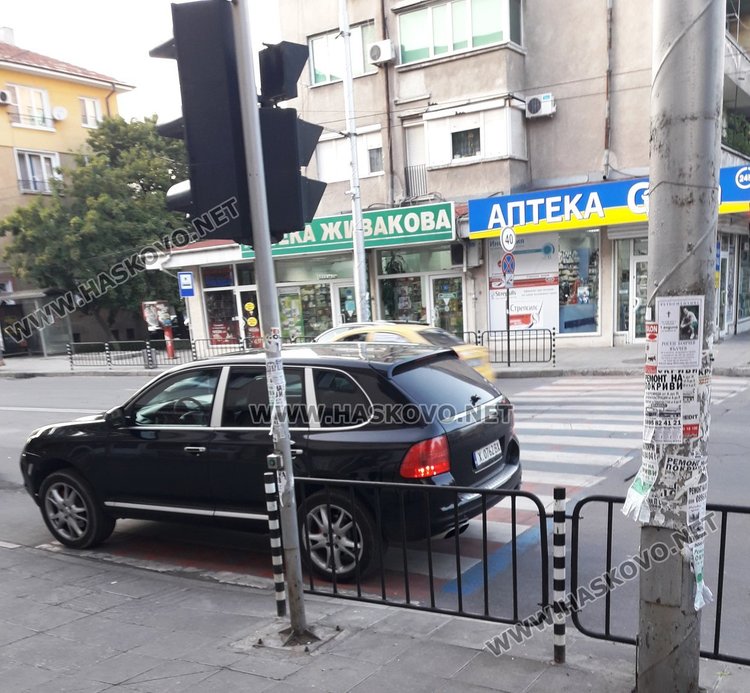 Читател: нагъл шофьор с джип паркира на пешеходна пътека