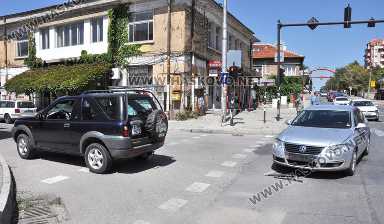 Ровър засече Фолксваген на кръстовище на Кърджалийска