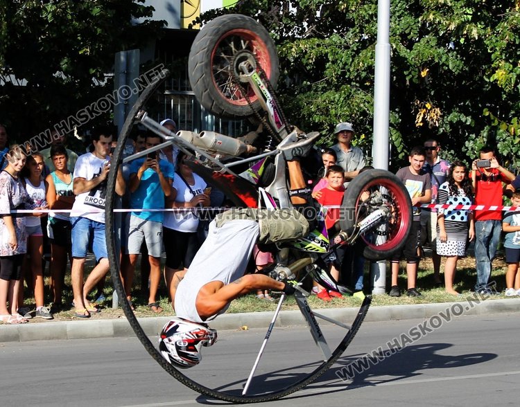 Майстори на мото каскадите спретнаха шоу на димитровградчани 