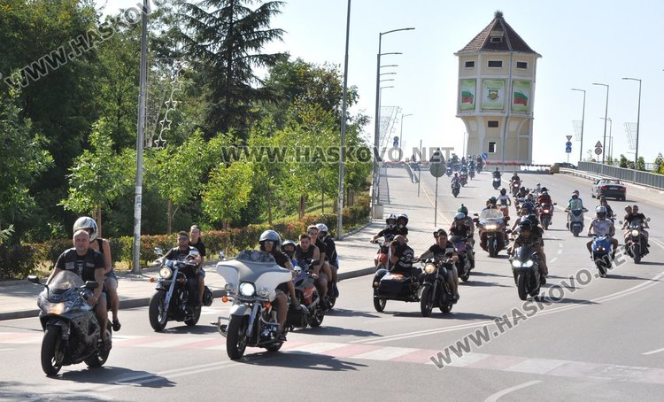 Майстори на мото каскадите спретнаха шоу на димитровградчани 