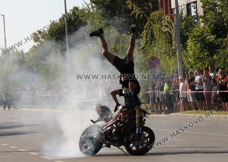 Майстори на мото каскадите спретнаха шоу на димитровградчани 