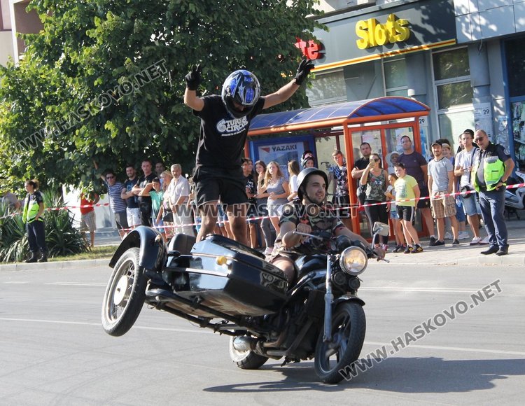 Майстори на мото каскадите спретнаха шоу на димитровградчани 