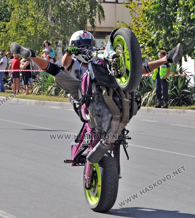 Майстори на мото каскадите спретнаха шоу на димитровградчани 