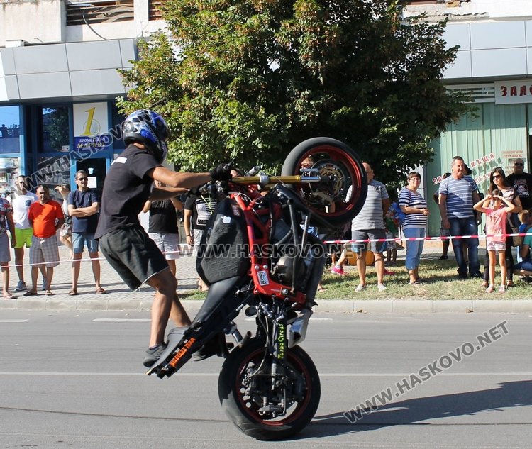 Майстори на мото каскадите спретнаха шоу на димитровградчани 