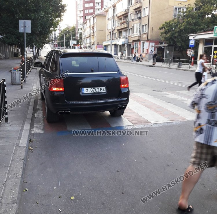 Читател: нагъл шофьор с джип паркира на пешеходна пътека