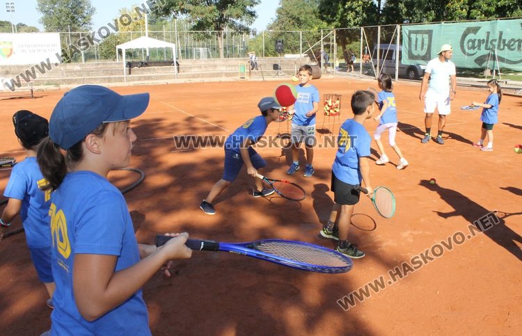 Тенис звезди проведоха открит урок за деца в Димитровград