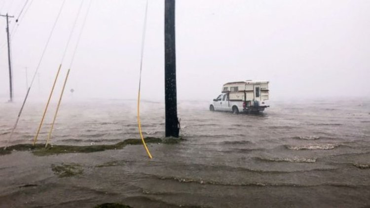 Най-силният от десетилетия ураган Харви връхлетя Тексас с 215 км/ч (видео)