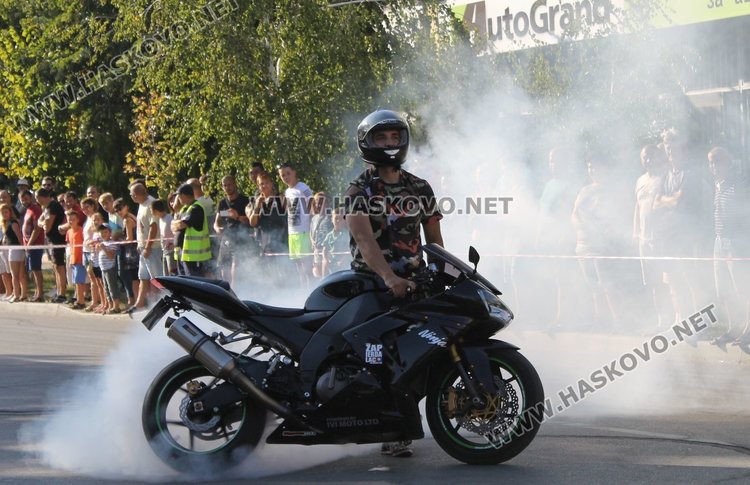 Майстори на мото каскадите спретнаха шоу на димитровградчани 