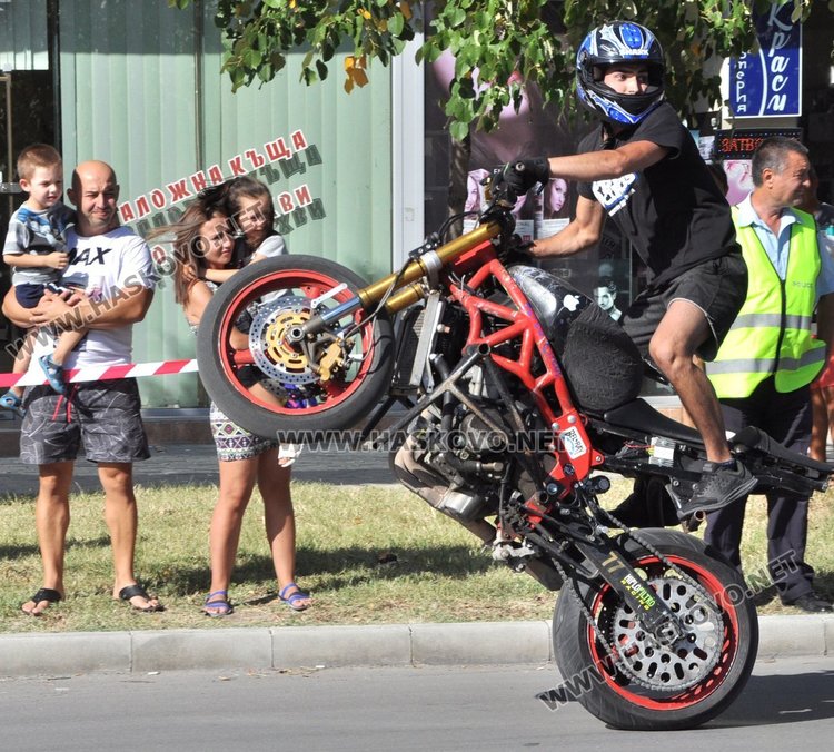 Майстори на мото каскадите спретнаха шоу на димитровградчани 