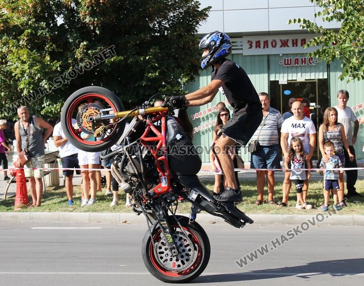 Майстори на мото каскадите спретнаха шоу на димитровградчани 