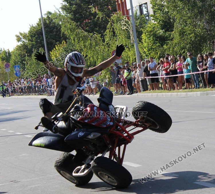 Майстори на мото каскадите спретнаха шоу на димитровградчани 