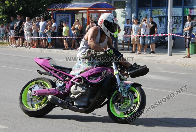 Майстори на мото каскадите спретнаха шоу на димитровградчани 