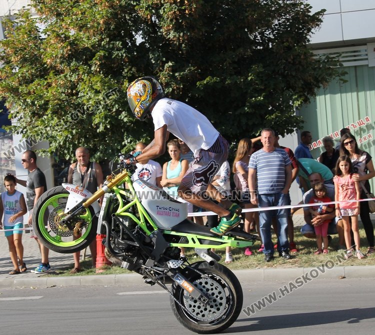 Майстори на мото каскадите спретнаха шоу на димитровградчани 
