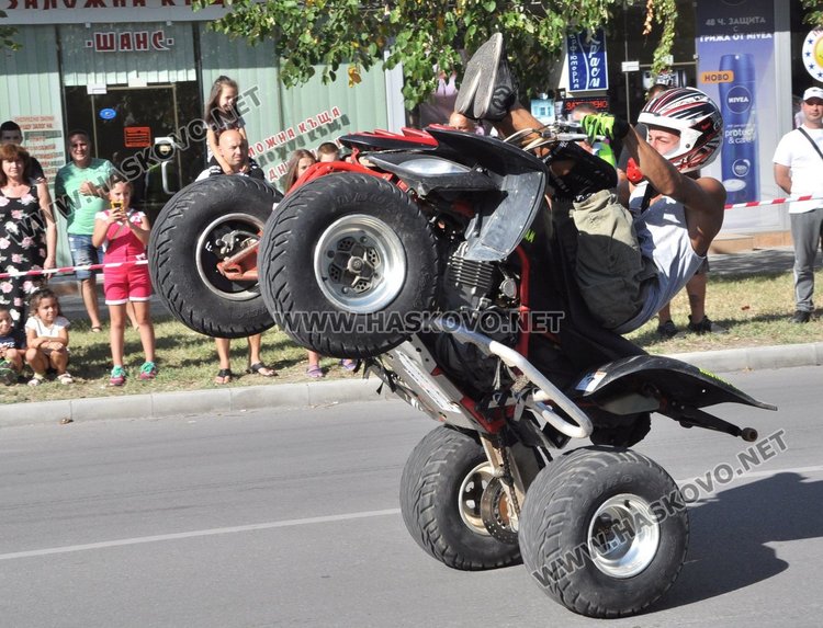 Майстори на мото каскадите спретнаха шоу на димитровградчани 