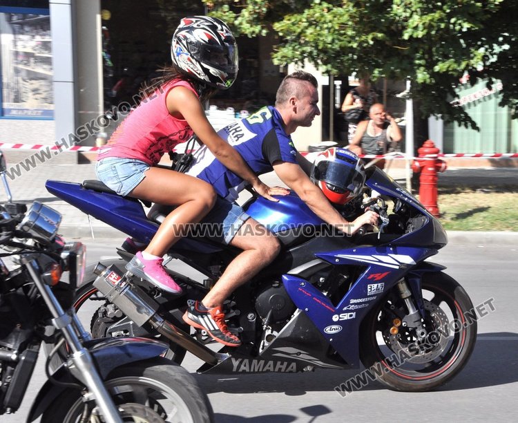 Майстори на мото каскадите спретнаха шоу на димитровградчани 