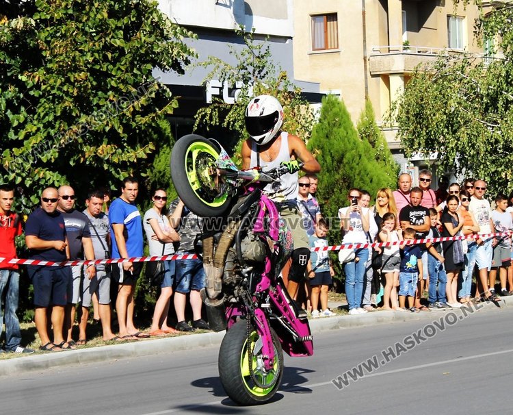 Майстори на мото каскадите спретнаха шоу на димитровградчани 