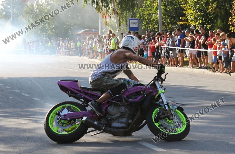 Майстори на мото каскадите спретнаха шоу на димитровградчани 