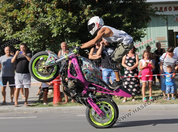 Майстори на мото каскадите спретнаха шоу на димитровградчани 