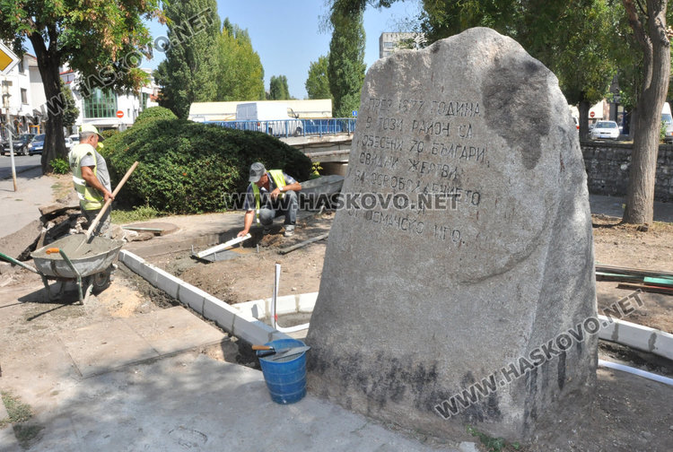 Издигат 3.5-метров национален флаг край морената до “Св. Богородица”