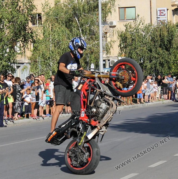 Майстори на мото каскадите спретнаха шоу на димитровградчани 