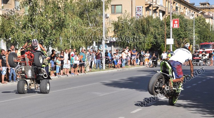 Майстори на мото каскадите спретнаха шоу на димитровградчани 