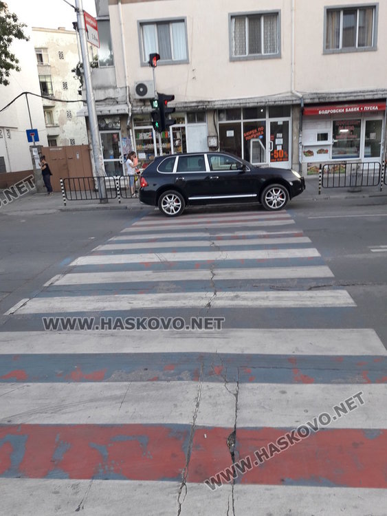 Читател: нагъл шофьор с джип паркира на пешеходна пътека