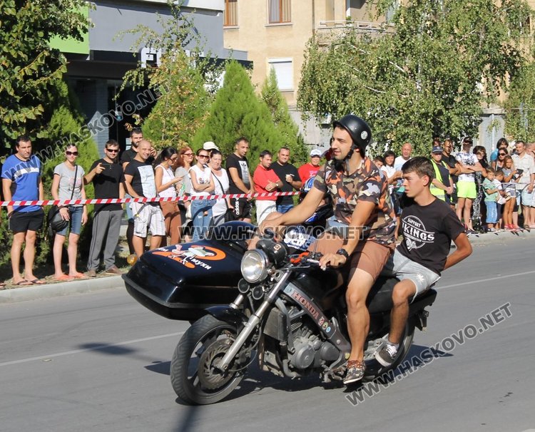 Майстори на мото каскадите спретнаха шоу на димитровградчани 