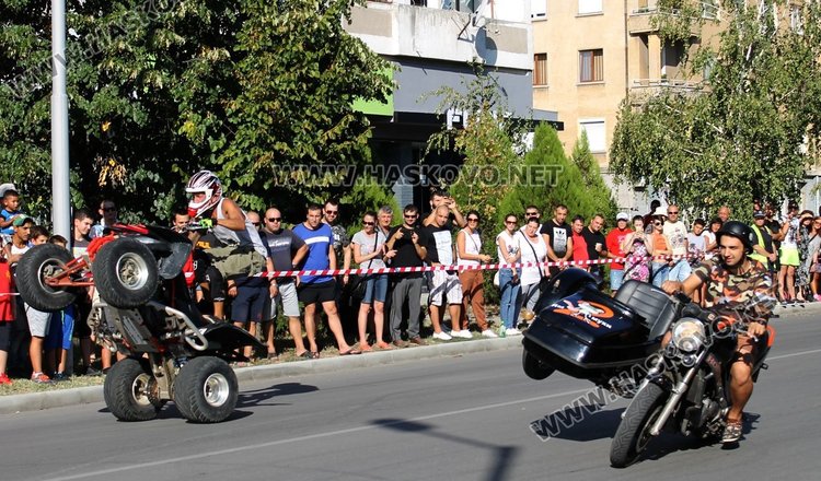 Майстори на мото каскадите спретнаха шоу на димитровградчани 