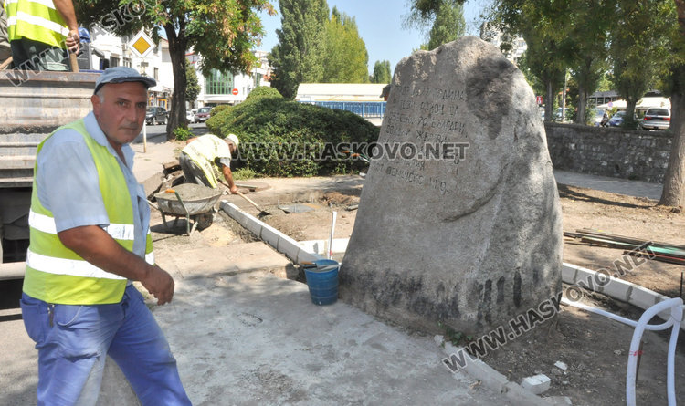 Издигат 3.5-метров национален флаг край морената до “Св. Богородица”