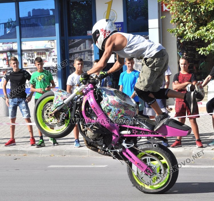 Майстори на мото каскадите спретнаха шоу на димитровградчани 