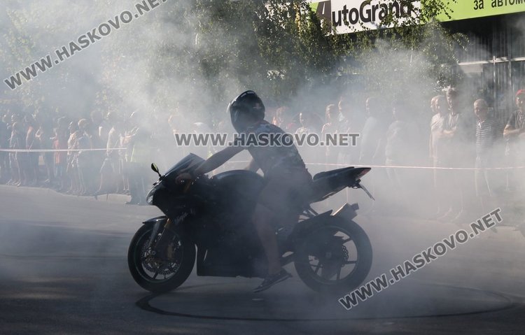 Майстори на мото каскадите спретнаха шоу на димитровградчани 