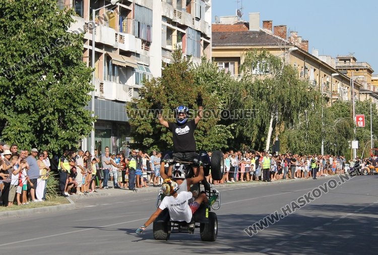 Майстори на мото каскадите спретнаха шоу на димитровградчани 