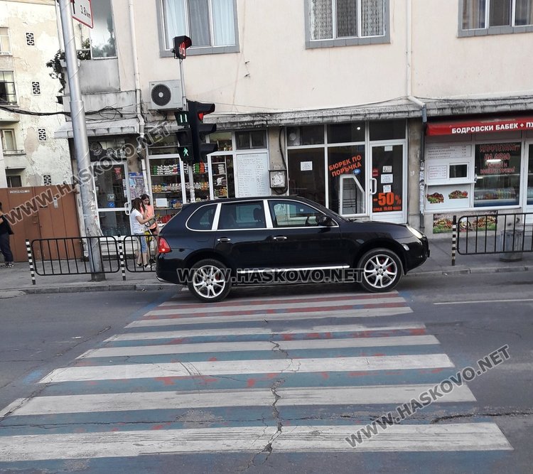 Читател: нагъл шофьор с джип паркира на пешеходна пътека