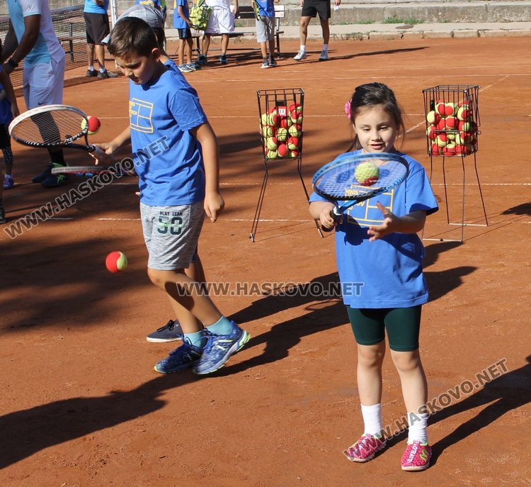 Тенис звезди проведоха открит урок за деца в Димитровград