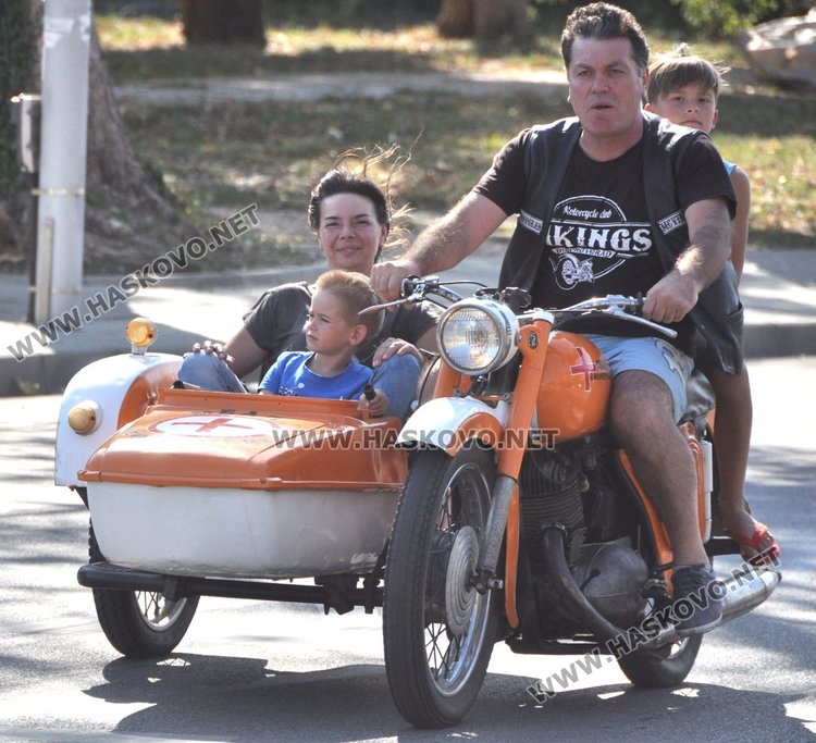 Майстори на мото каскадите спретнаха шоу на димитровградчани 