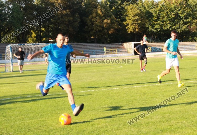 12 отбора мерят сили в турнир по футбол в Димитровград