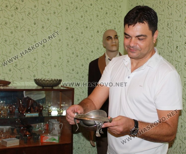 Бонбониера е приноса на кмета в обзавеждането на ретро апартамента