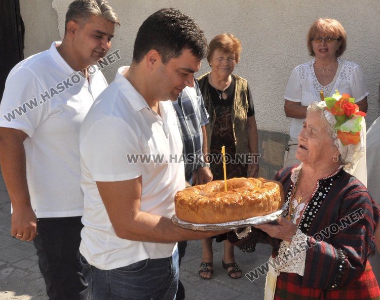 От читалището в село Сталево Димов получи пита с пожелание за още успехи и да кметува дълго време