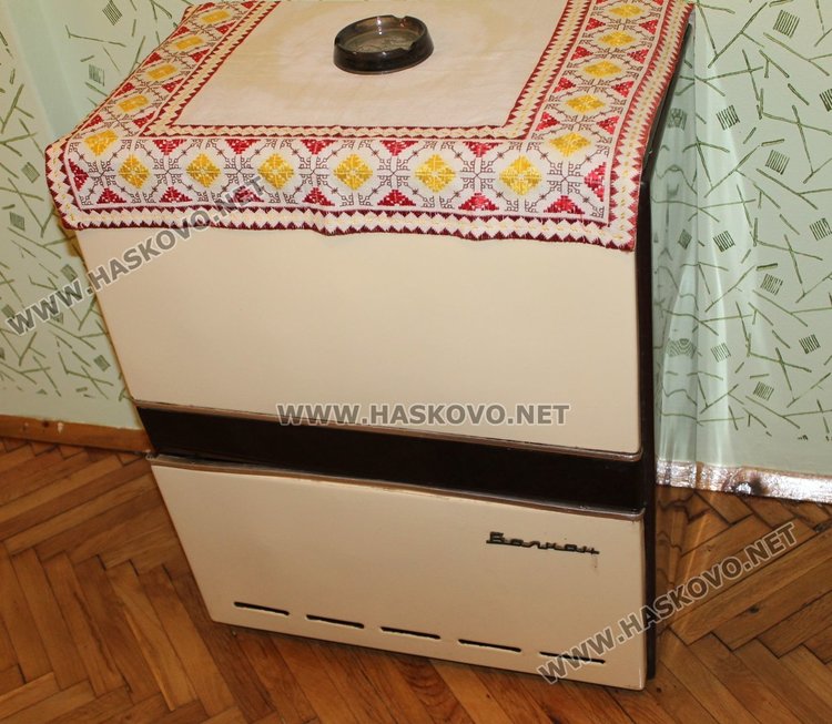 Кметът Иво Димов с принос в обзавеждането на ретро апартамента