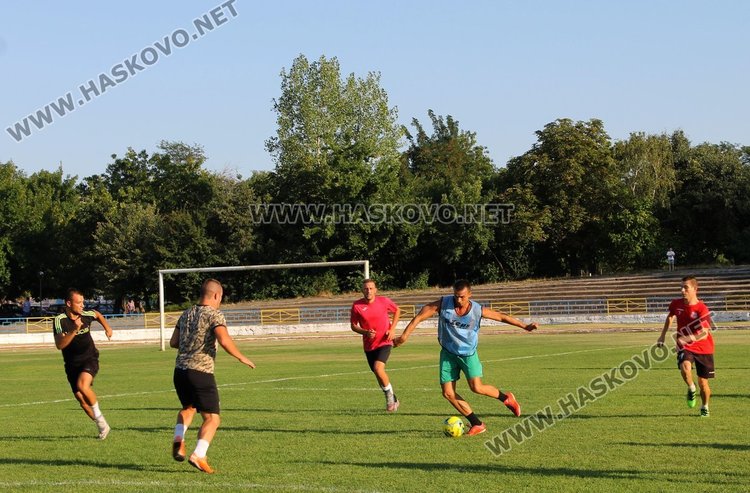 12 отбора мерят сили в турнир по футбол в Димитровград