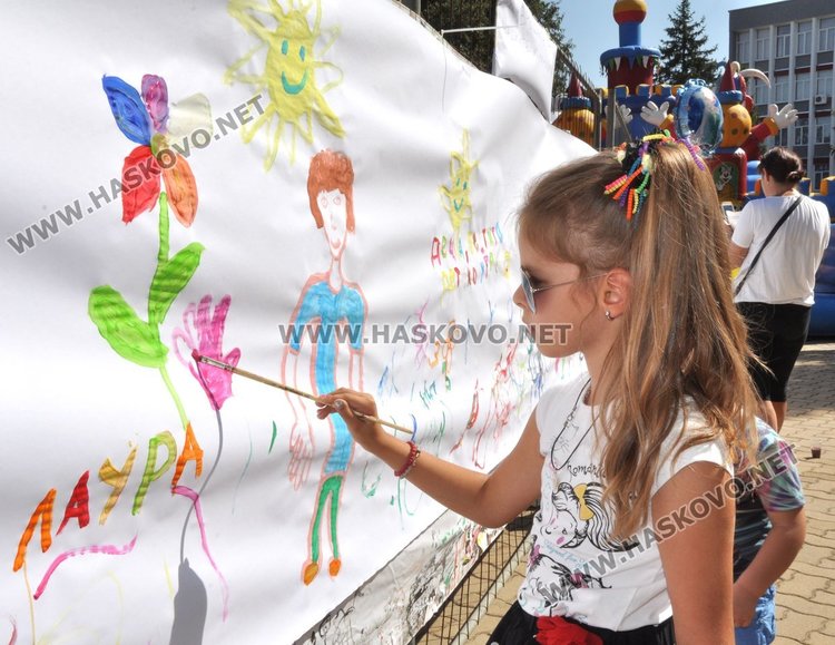Детски панаир привлече десетки деца и родители в Димитровград