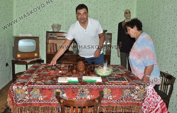 Кметът Иво Димов с принос в обзавеждането на ретро апартамента