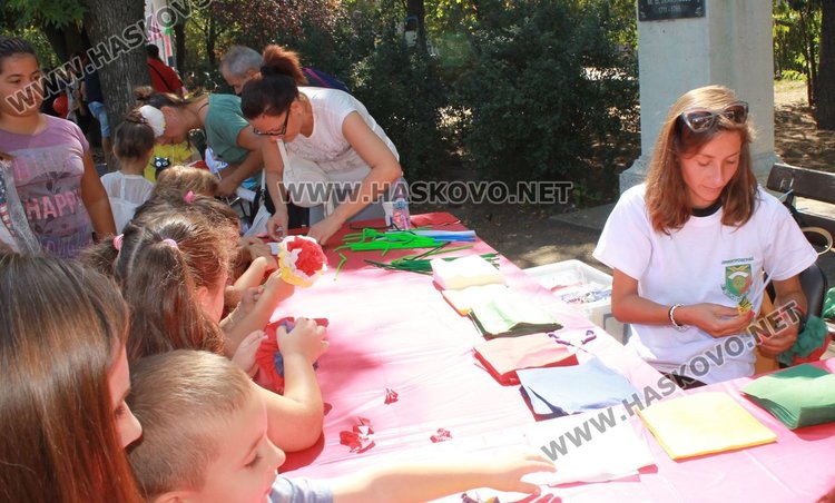 Изработване на цветя от салфетки