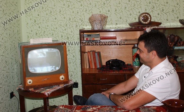 Кметът Иво Димов с принос в обзавеждането на ретро апартамента