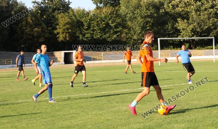 12 отбора се включиха в турира по футбол на малки врати за любители, който започна днес на стадион "Раковски" 
