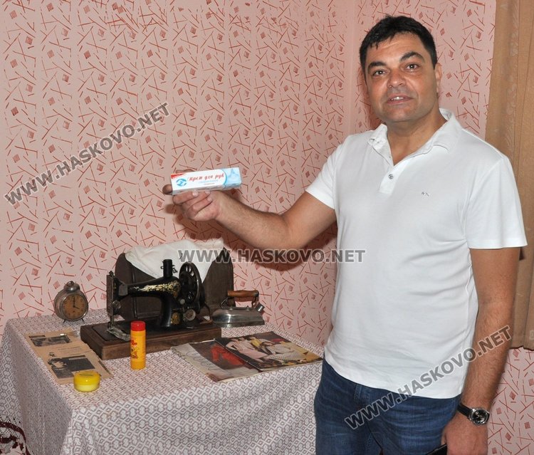 Кметът Иво Димов с принос в обзавеждането на ретро апартамента