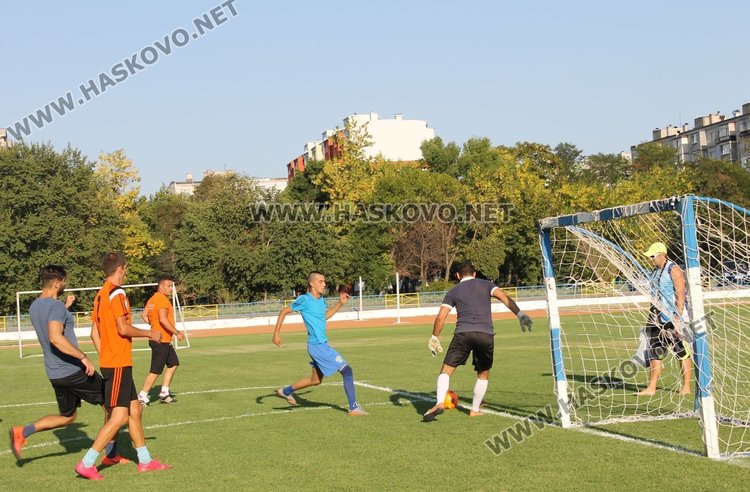 12 отбора мерят сили в турнир по футбол в Димитровград
