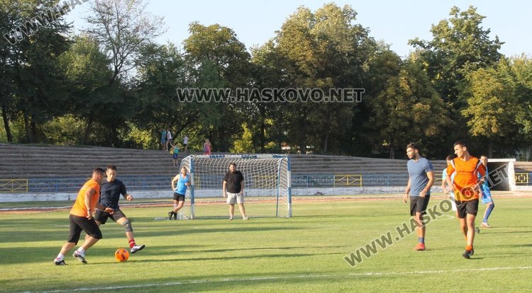 12 отбора мерят сили в турнир по футбол в Димитровград