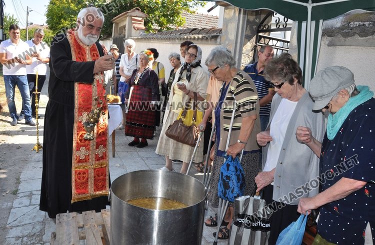  Пет овце, приготвени в седем казана освети архиерейски наместник Георги Тодев