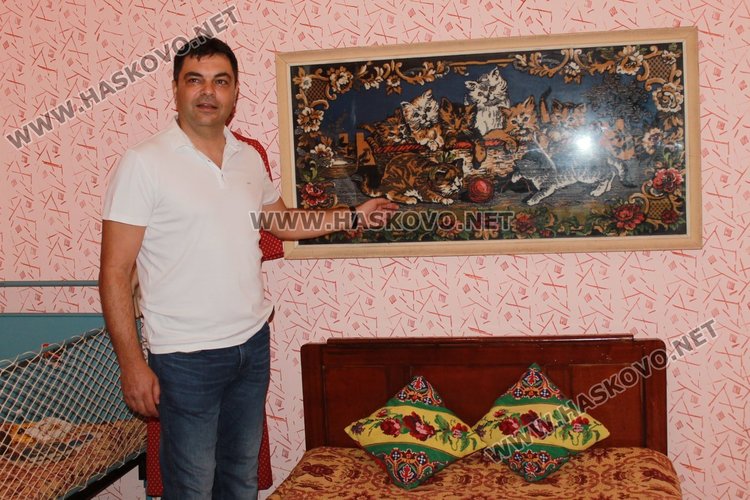 Кметът Иво Димов с принос в обзавеждането на ретро апартамента